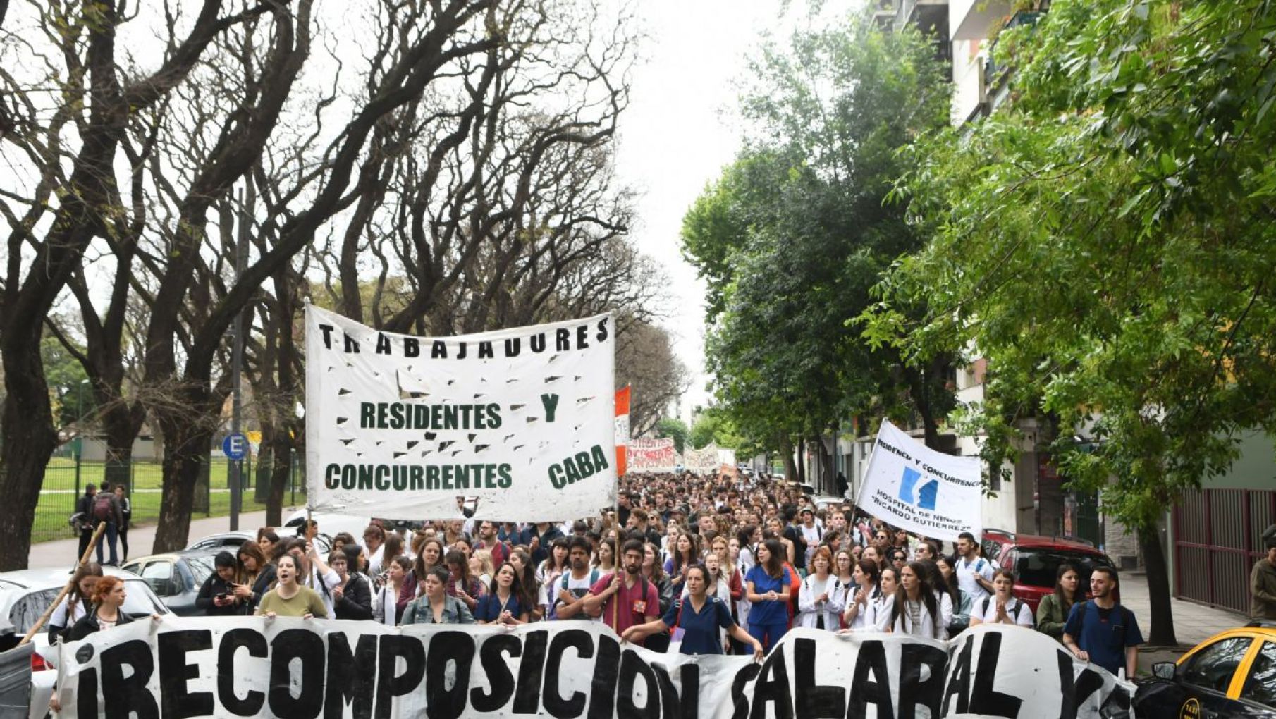 Médicos residentes marchan por una "urgente recomposición salarial"